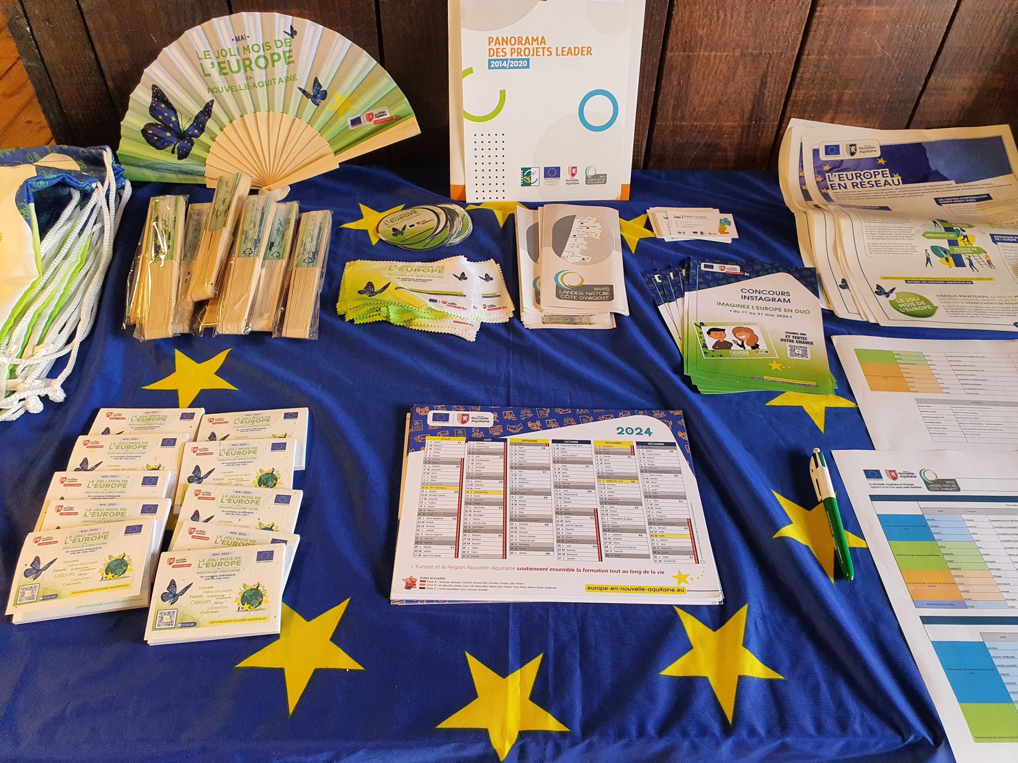 Goodies Goodies du Jolis Mois de l'Europe sur une table (calendriers, éventails, stylos, sacs ficelle ...)