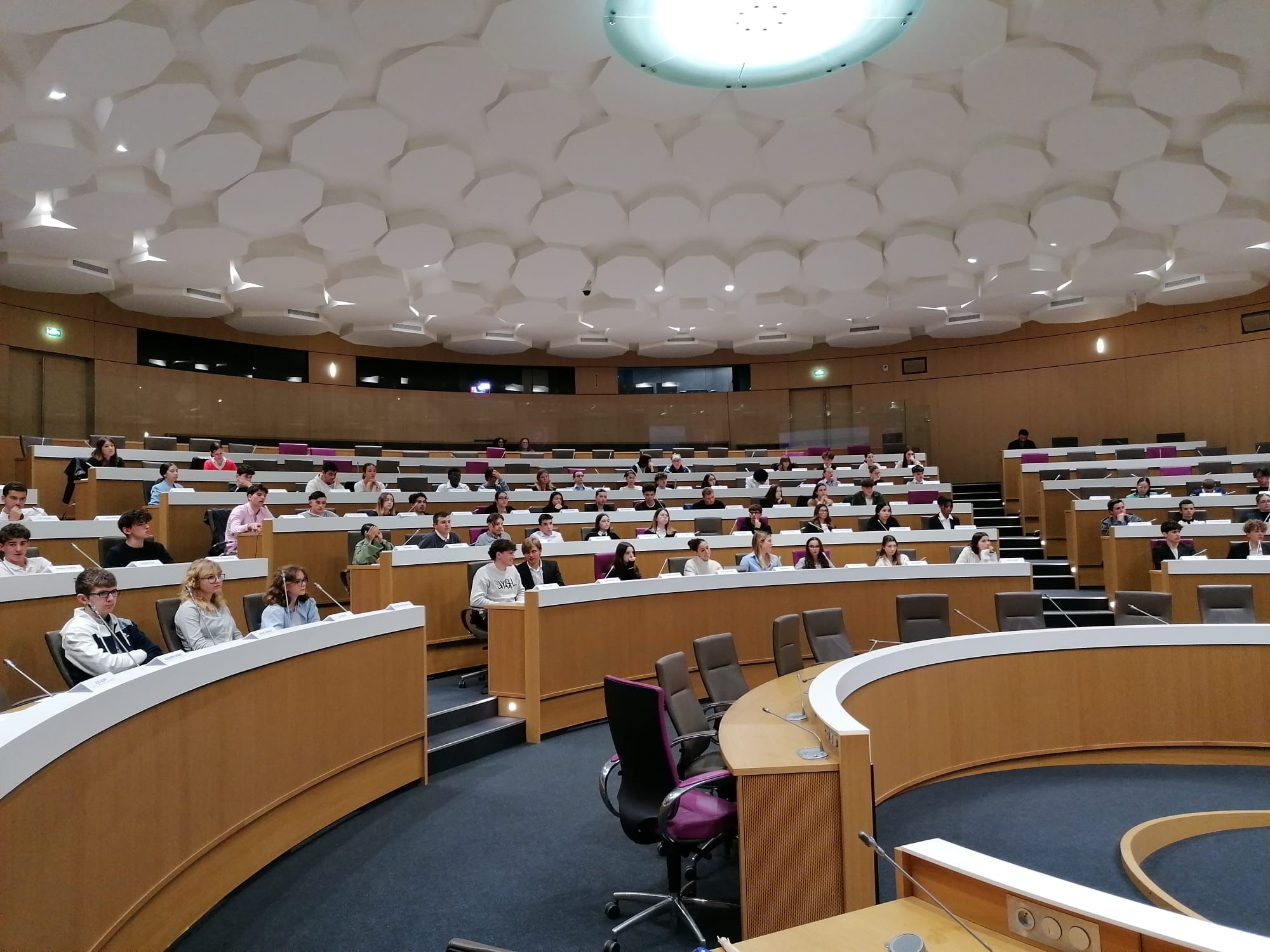 Simulation du Parlement à Bordeaux, 24/05/24 Elèves tous assis dans la plénière de Bordeaux lors de la Simulation du Parlement