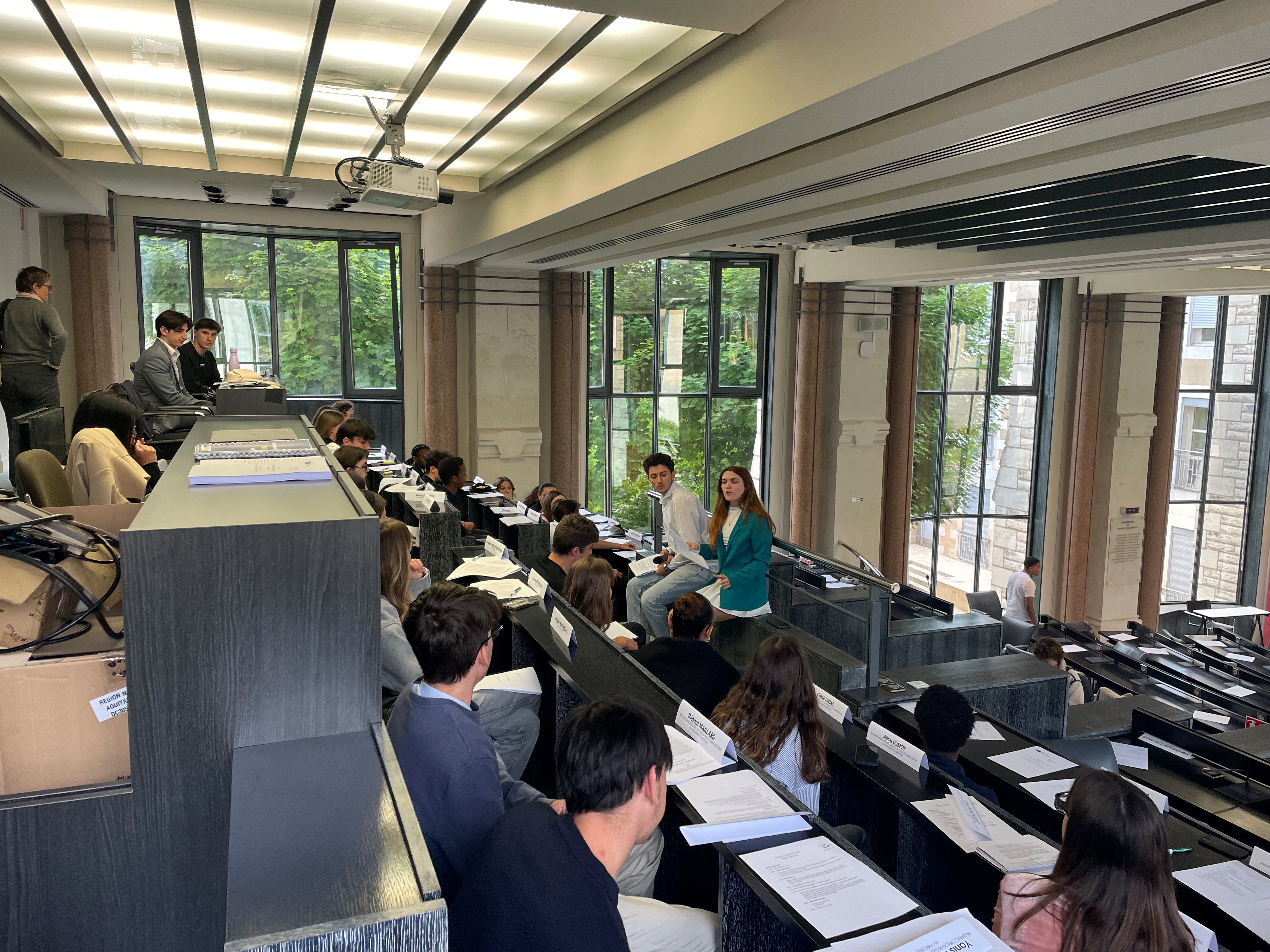 Simulation du Parlement à Poitiers, 28/05 Elèves assis dans la plénière devant deux élèves de l'association Eurofeel